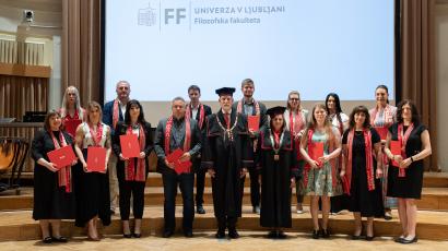 Doktorice in doktorji znanosti z rektorjem Univerze v Ljubljani in dekanjo Filozofske fakultete (foto: Katja Kodba, STA)