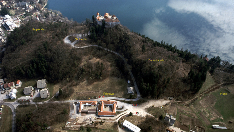 Aerofotografija območja Grajskega hriba in Pristave s severa (foto: J. Hanc)