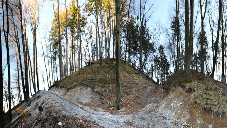 Kašča. Severozahodno pobočje z obrambnim jarkom. Januar 2018 (foto: A. Gaspari)