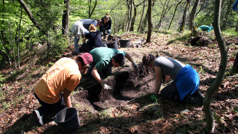 Študentke in študenti arheologije ob izkopu sonde na severnem robu vršnega platoja (foto: A. Gaspari)