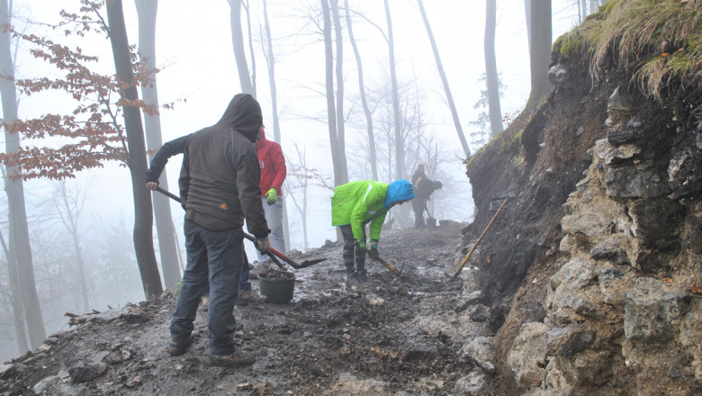 Čiščenje z vlako izpostavljenih površin je potekalo tudi v manj ugodnih vremenskih razmerah (foto: A. Gaspari)