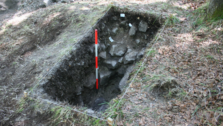 Sonda na vrhu po odstranitvi večine ruševinskih zasutij roparskega jarka z ostankom razrahljane površine in samim zidanim temeljem stanovanjsko-obrambne stavbe. Pogled proti jugovzhodu (foto: A. Gaspari)