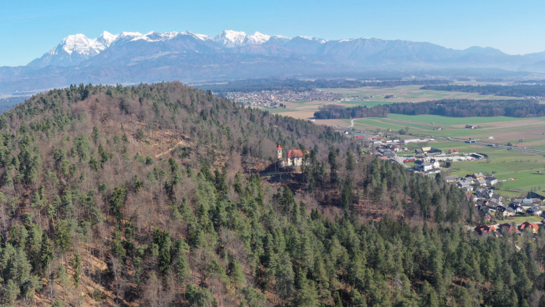 Zapoški hrib z Gradiščem (Starim gradom Repnje) ter Repenjski hrib s taborsko cerkvijo sv. Tilna. Pogled proti severovzhodu (foto: A. Gaspari)