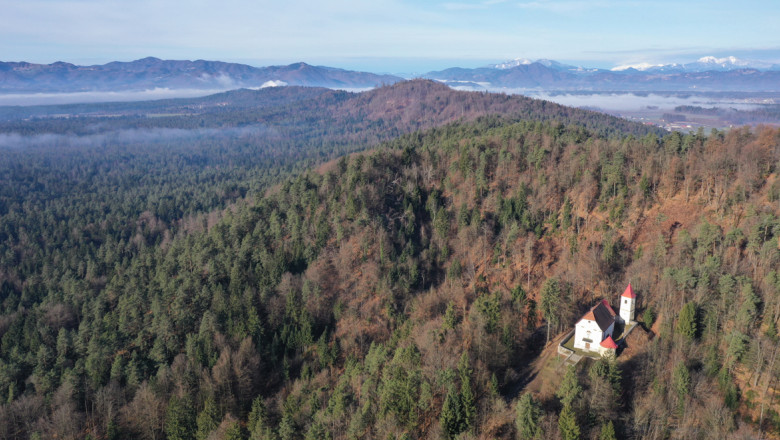 Sv. Tilen in Zapoški hrib z Gradiščem (Starim gradom Repnje); v ozadju greben s Hraškim hribom. Pogled proti zahodu (foto: A. Gaspari)