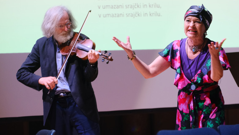 Mag. bibl. Ana Mehle je ob spremljavi Braneta Brezavščka zapela madžarsko pesem.