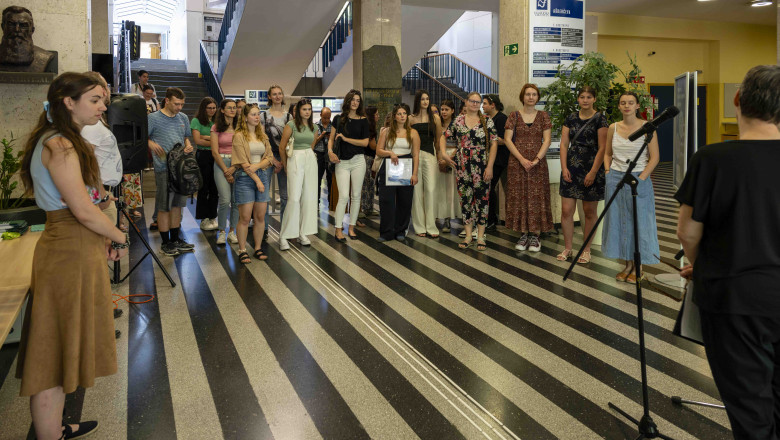 Utrinek s prireditve, ki je potekala v avli Filozofske fakultete. 