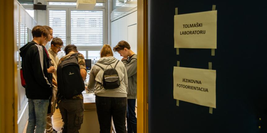 Ena od kontrolnih točk na Jezikovni fotoorientaciji je bila v tolmaškem laboratoriju na Oddelku za prevajalstvo.